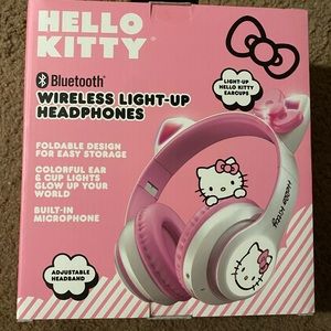 New Hello Kitty Wireless Light-Up Headphones